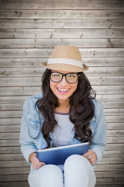 Brunett med TabletPC — Stockfoto