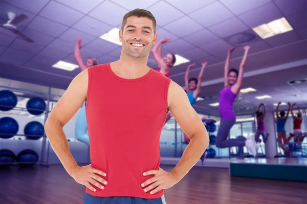 Fit hombre sonriendo a la cámara —  Fotos de Stock