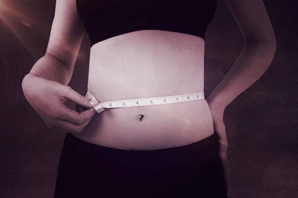 Fit mulher medindo sua cintura — Fotografia de Stock