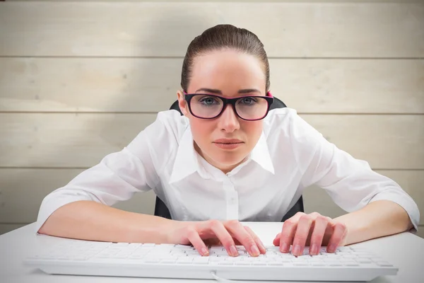 Donna d'affari digitando su una tastiera — Foto Stock