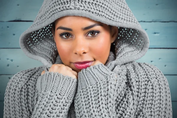 Mädchen im Winterpullover blickt in Kamera — Stockfoto