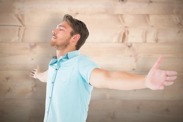 Junger Mann posiert mit ausgebreiteten Armen — Stockfoto