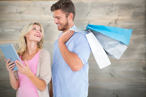 Pareja sosteniendo bolsas de compras —  Fotos de Stock