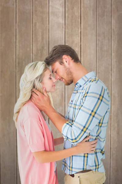 Paar glimlachen bij elkaar en knuffelen — Stockfoto