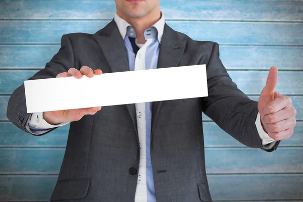 Empresario en traje gris mostrando tarjeta — Foto de Stock