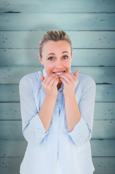 Besorgte Blondine in legerer Kleidung stehend — Stockfoto