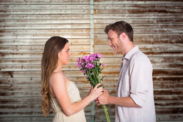 Paar bedrijf bloemen — Stockfoto