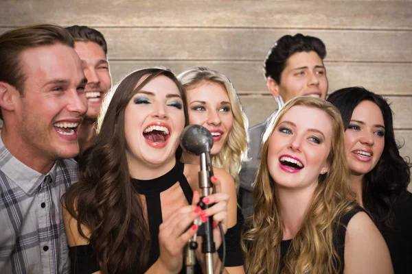 Amigos cantando karaoke — Foto de Stock