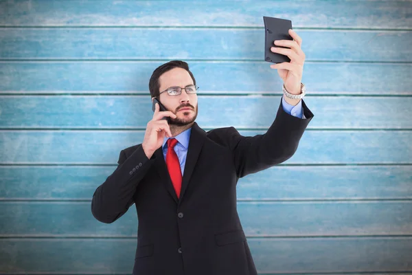 Geschäftsmann hält beim Reden Taschenrechner in der Hand — Stockfoto