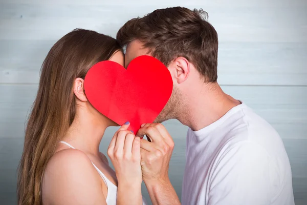 Romantikus pár gazdaság szív — Stock Fotó