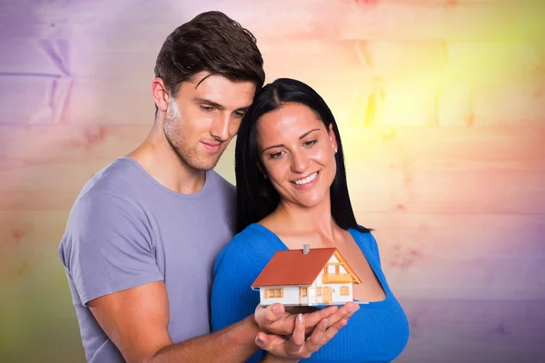 Ζευγάρι κρατώντας ένα σπίτι μοντέλο — Φωτογραφία Αρχείου