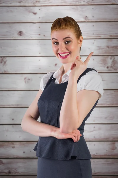 Rothaarige Geschäftsfrau zeigt und lächelt — Stockfoto