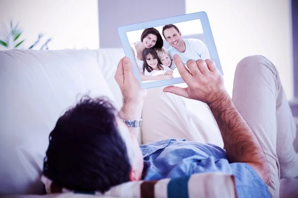 Retrato de uma família feliz sentada na cama — Fotografia de Stock