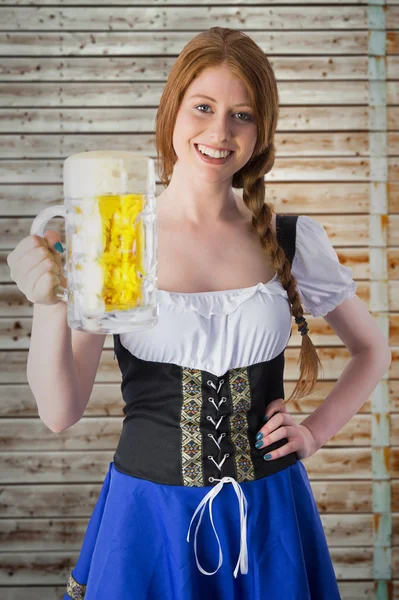 Oktoberfest-Mädchen lächelt in die Kamera — Stockfoto