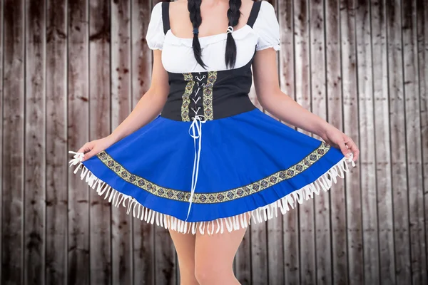 Oktoberfest meisje verspreiden haar rok — Stockfoto