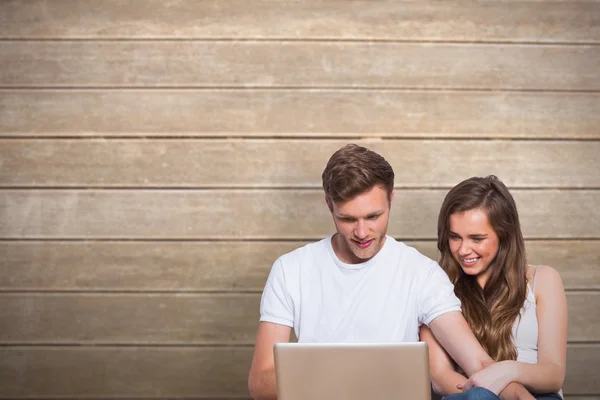 Paar met behulp van laptop op verdieping — Stockfoto