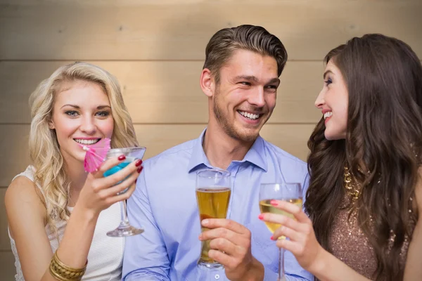 Amigos brindando contra tablones de madera — Foto de Stock