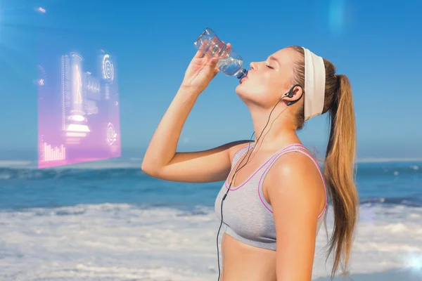 Deportiva rubia en la playa bebiendo agua — Foto de Stock