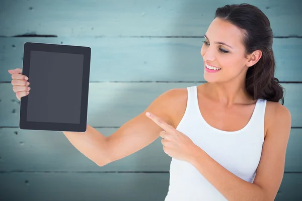 Söt brunett med hjälp av TabletPC — Stockfoto