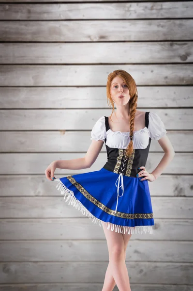 Девушка с фестиваля Октоберфест раздвигает юбку — стоковое фото