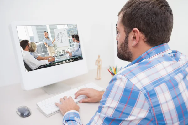 Mensen uit het bedrijfsleven in kantoor op presentatie — Stockfoto