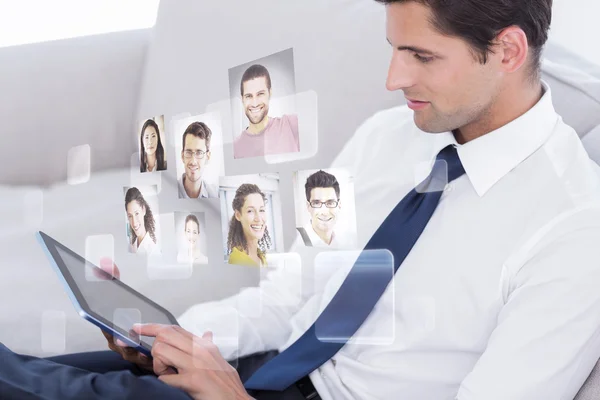 Atrakcyjny biznesmen za pomocą cyfrowego tabletu — Zdjęcie stockowe