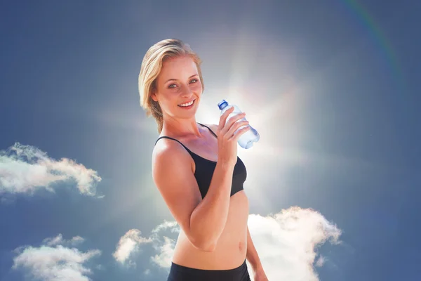 Fit blonde drinking water — Stock Photo, Image