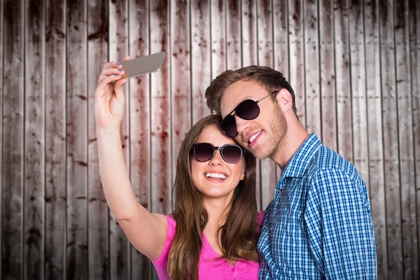 Couple prenant selfie avec téléphone intelligent — Photo