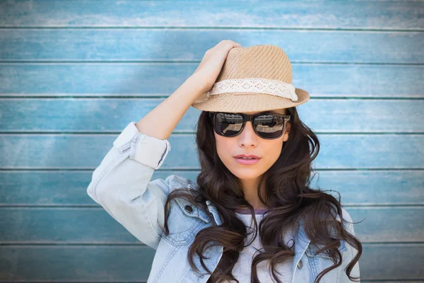 Brünette mit Sonnenbrille gegen Holzplanken — Stockfoto