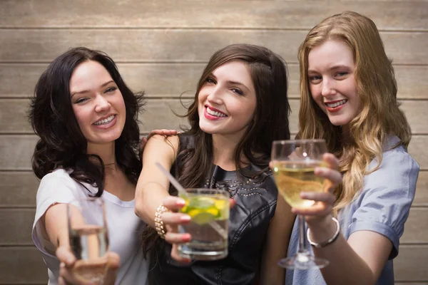 Amigos con bebidas contra superficie de madera — Foto de Stock