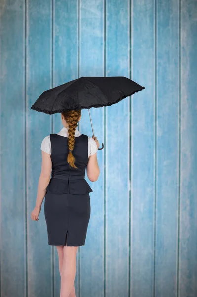 Rothaarige Geschäftsfrau mit Regenschirm — Stockfoto