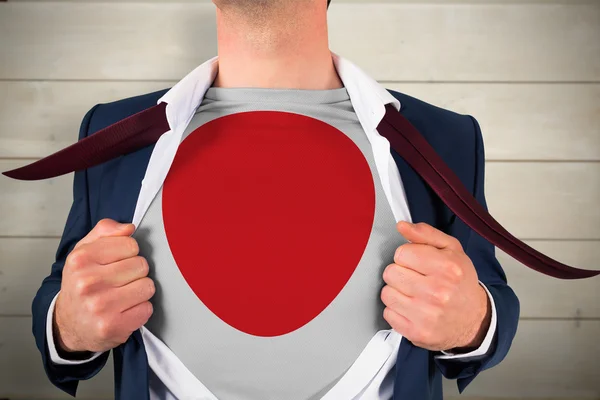 Chemise d'ouverture homme d'affaires pour révéler le drapeau japonais — Photo