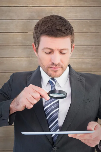 Zakenman kijken naar Tablet PC — Stockfoto