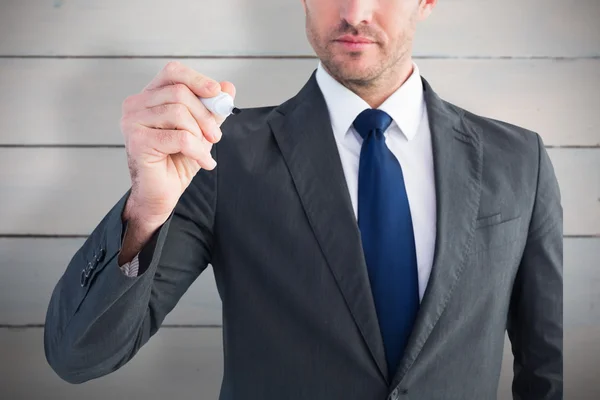 Hombre de negocios serio escribiendo con marcador — Foto de Stock