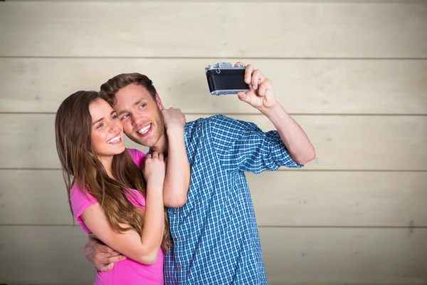 Pareja tomando selfie con cámara digital —  Fotos de Stock
