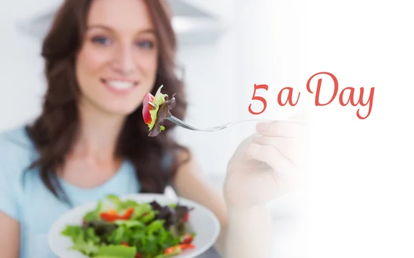 5 pro Tag gegen Brünette mit gesundem Salat — Stockfoto