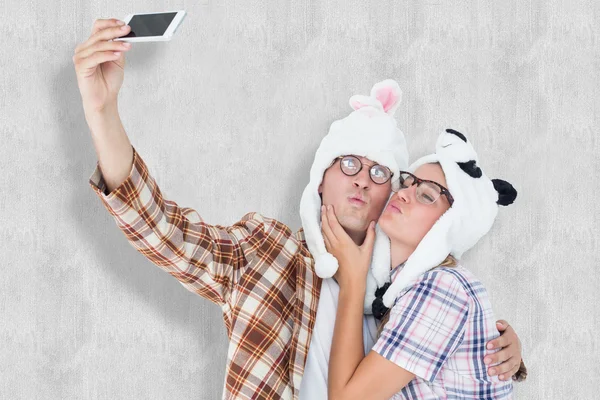 Geeky couple hipster prendre selfie — Photo