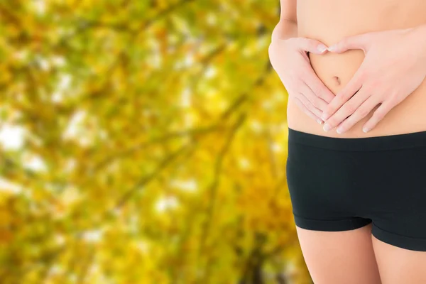 Feche a seção média de uma mulher em forma — Fotografia de Stock