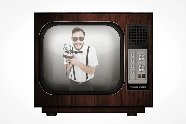 Geeky Hipster mit Retro-Kamera — Stockfoto