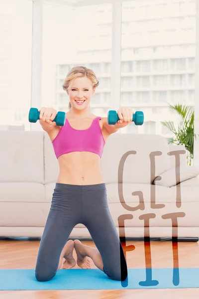 Sonriente rubia levantando pesas en el ejercicio — Foto de Stock