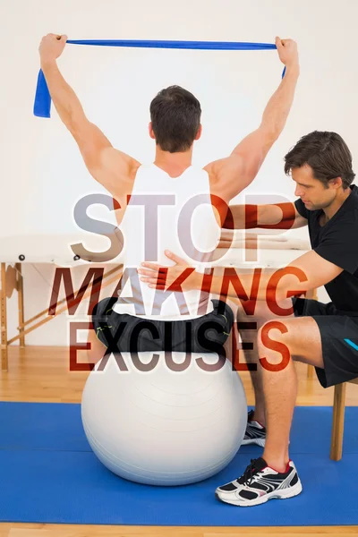 Homme sur boule de yoga travail — Photo