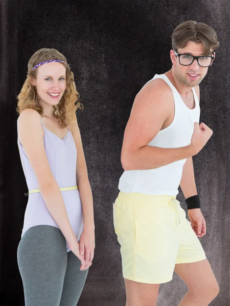 Geeky Hipster-Paar posiert in Sportbekleidung — Stockfoto