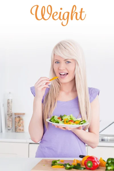 Gülümseyen kadın onun salata yemek — Stok fotoğraf