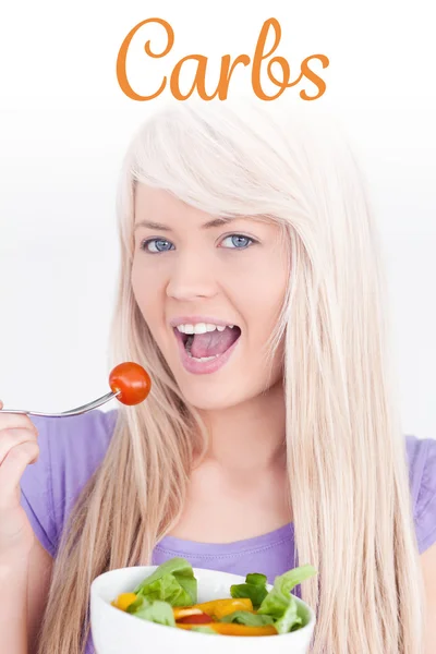 Lächelnde Frau isst ihren Salat — Stockfoto