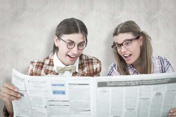 Geeky hipsters reading the newspaper — Stock Photo, Image