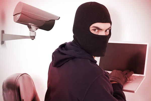Хакер сидить і хакерський ноутбук — стокове фото