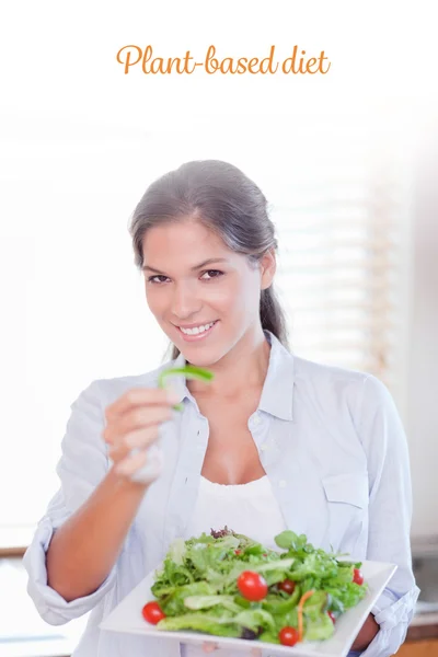 Lycklig kvinna äta en sala — Stockfoto