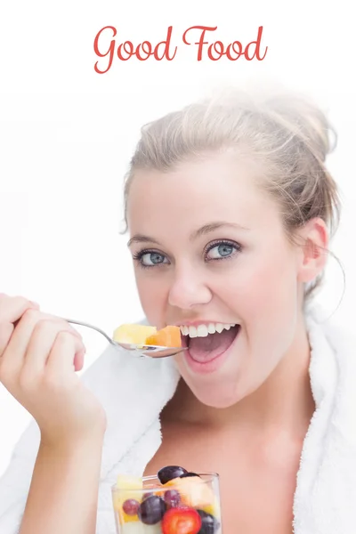 Buena comida contra la mujer que come fruta —  Fotos de Stock