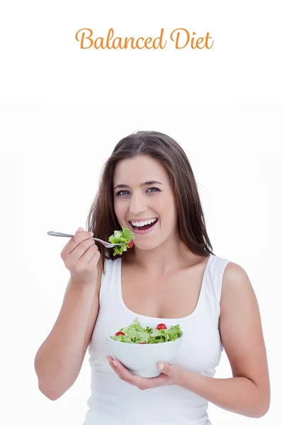 Jeune femme mangeant une salade — Photo