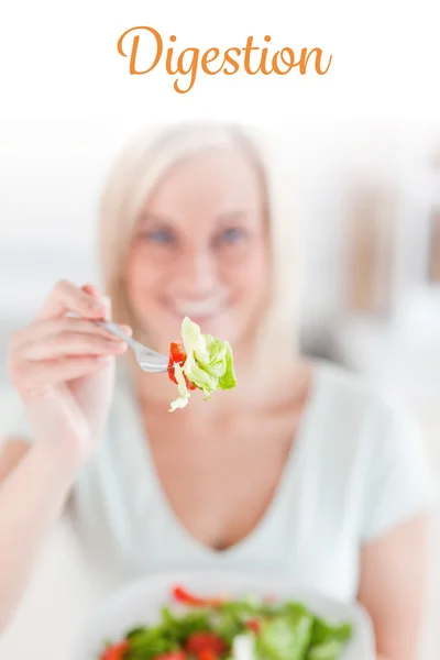 Matsmältningen mot leende kvinna erbjuder sallad — Stockfoto